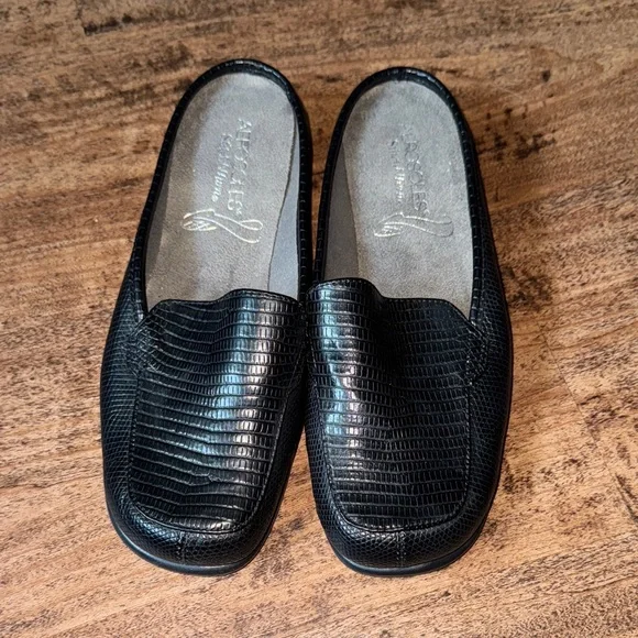 AEROSOLES Black Crocodile Pattern Women’s Loafers - Picture 1 of 5